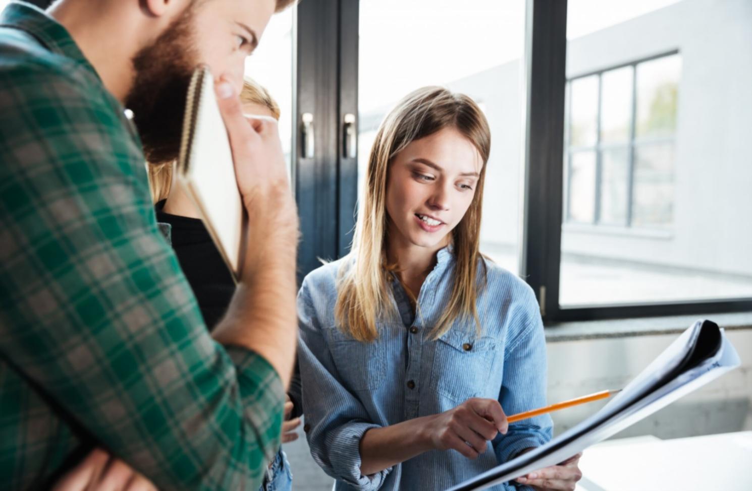 Finanzanalyse Schulungsumgebung mit modernen Arbeitsmaterialien