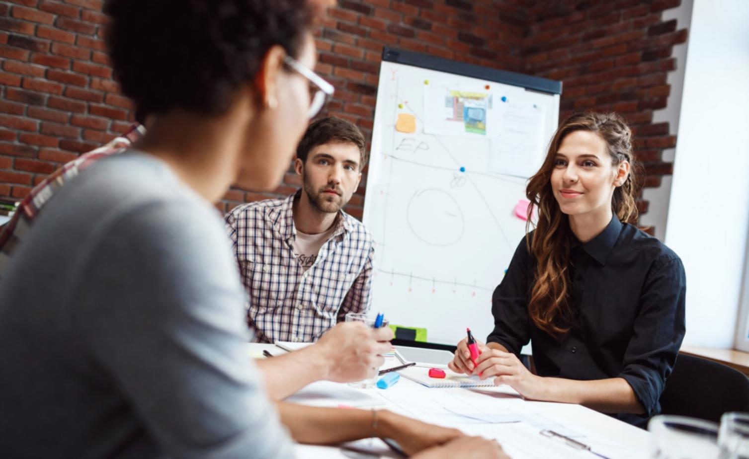 Arbeitsatmosphäre im Team bei der Analyse von Finanzberichten